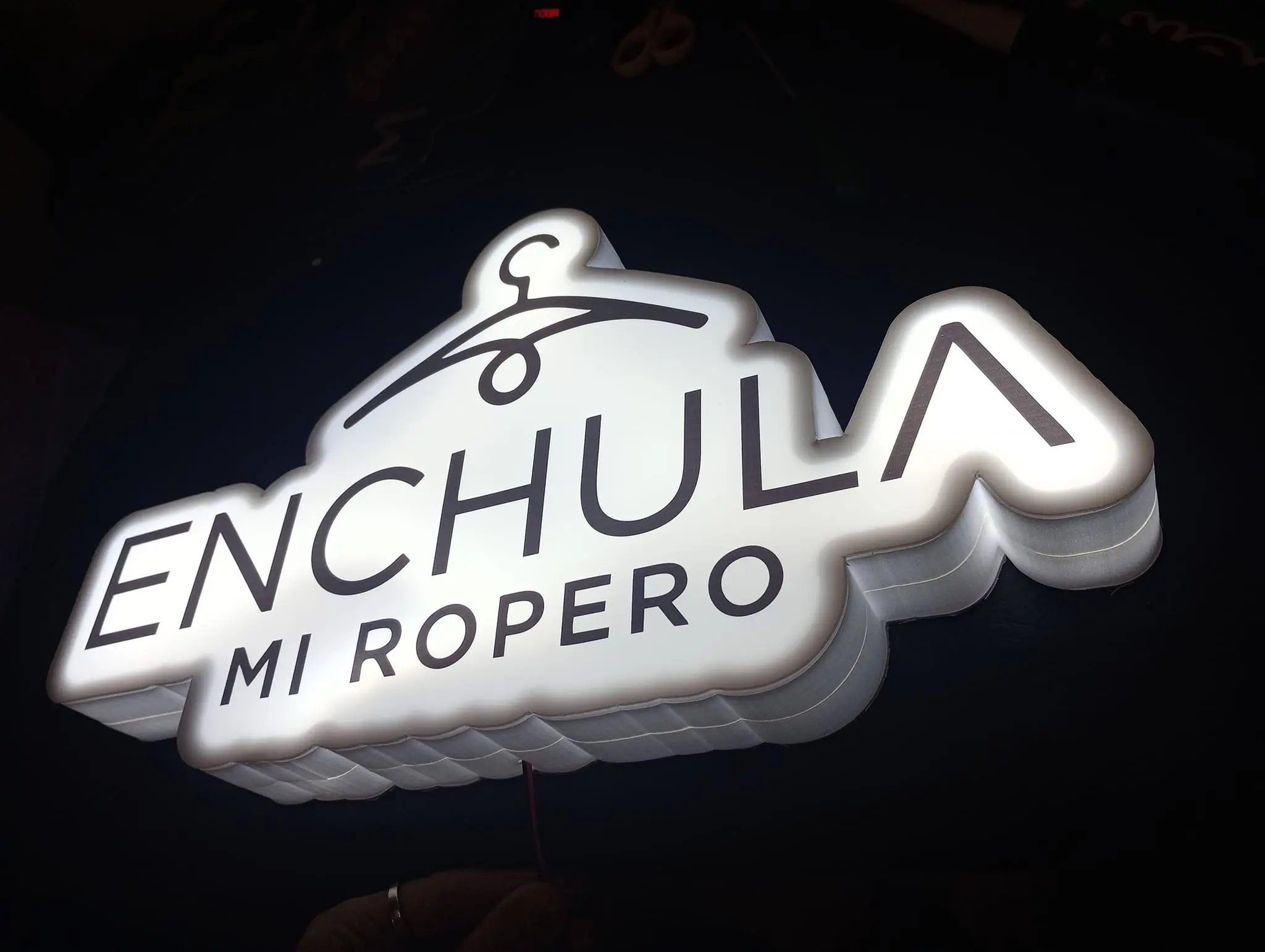 Letrero 3D con iluminacion frontal - enchula mi ropero