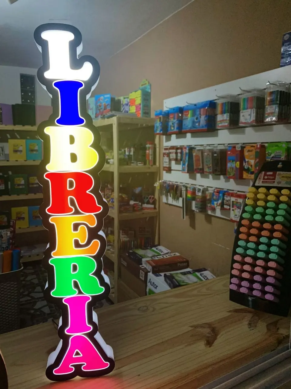Letrero 3D con iluminacion frontal - libreria