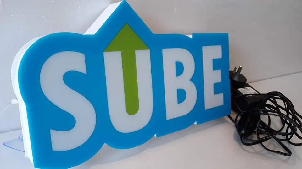 Letrero 3D con iluminacion frontal - sube