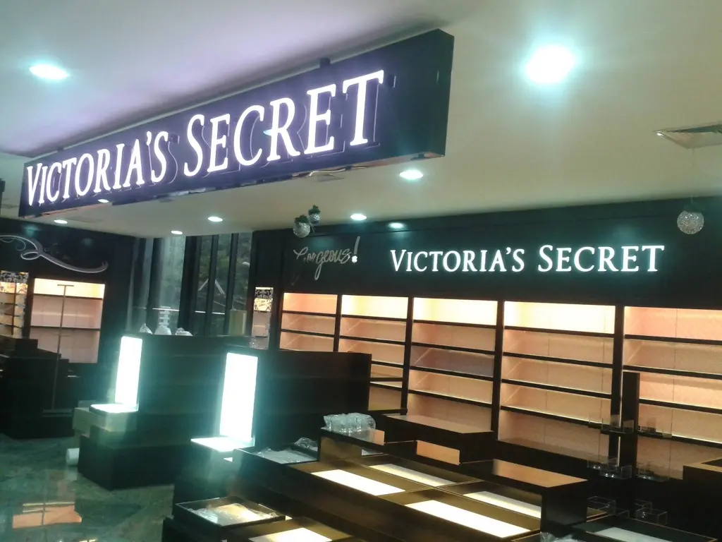 Letrero 3D con iluminacion frontal - victorias secret