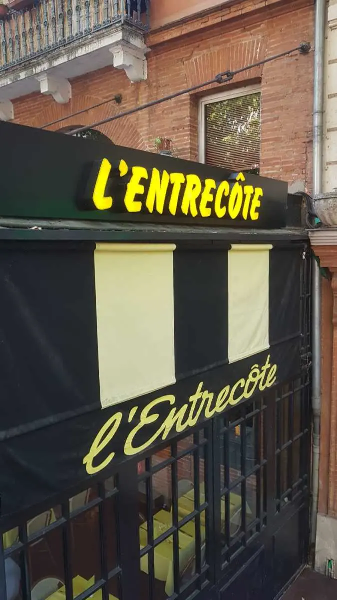 Letrero 3D de acrilico amarillo y negro sobre dibond negro - lentrecote