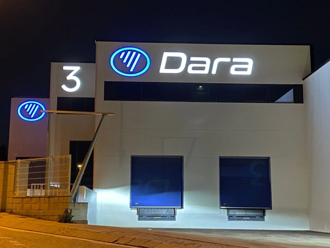Letrero 3D frontlit de aluminio y acrilico - dara