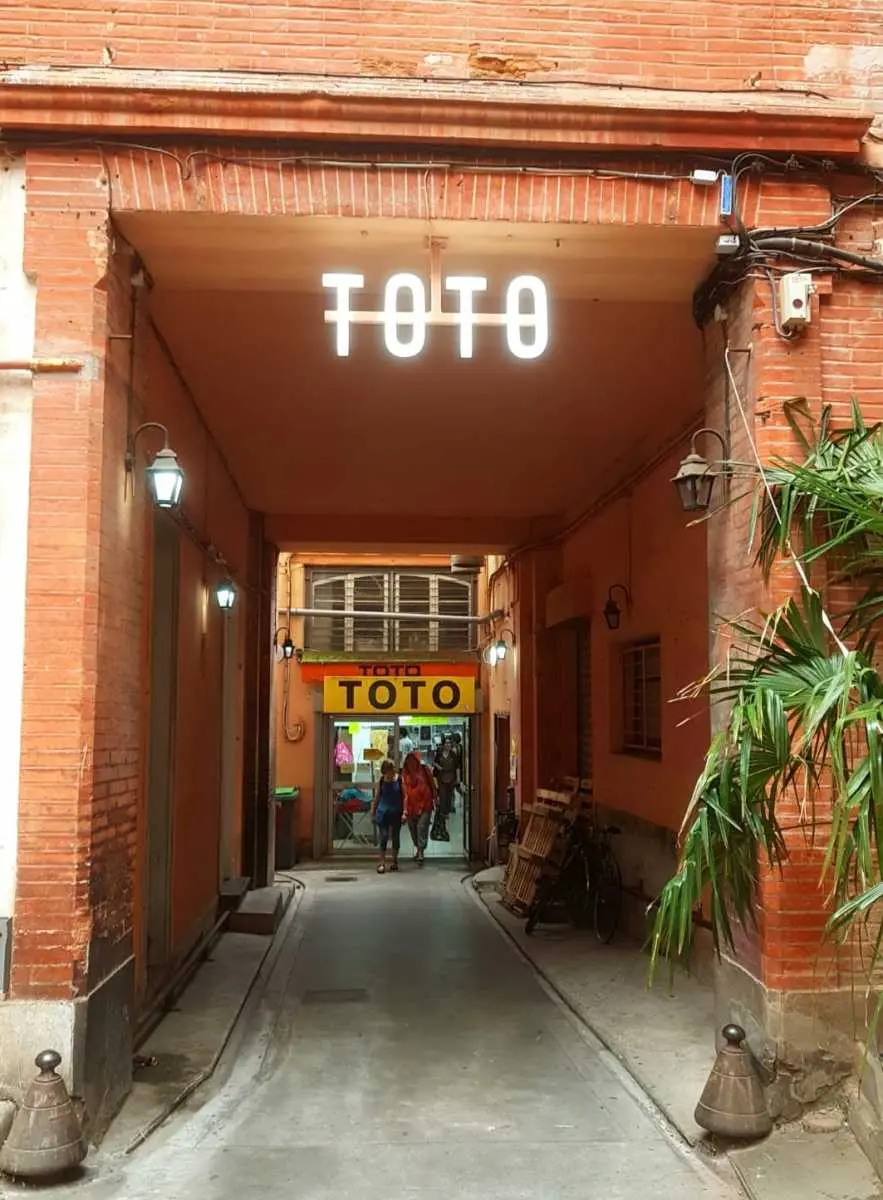 Letrero 3D iluminadas de acrilico blanco sobre estructura de hierro - toto