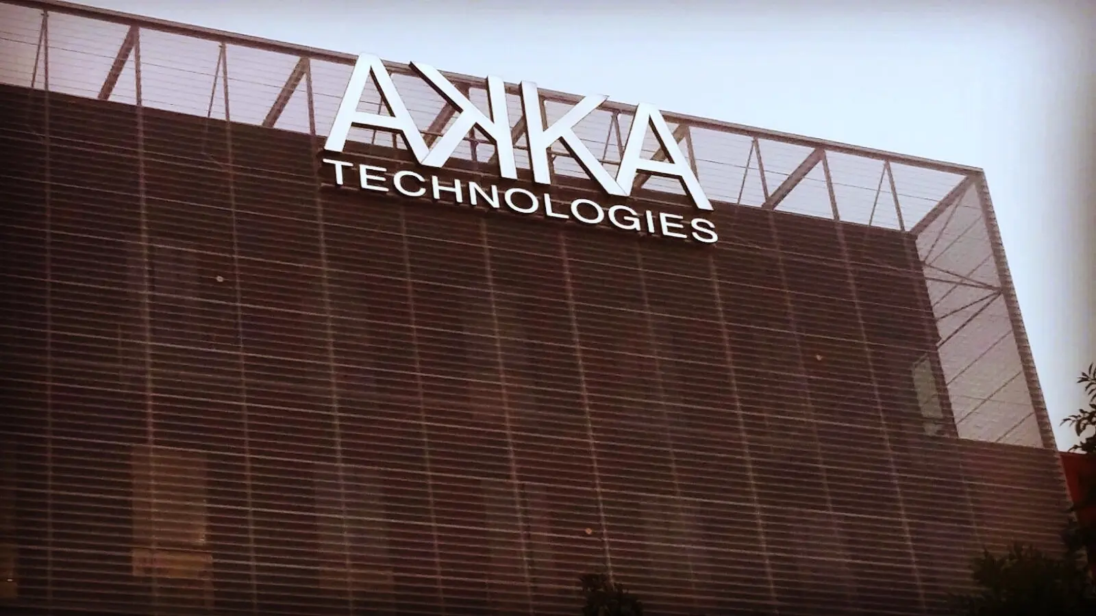 Letrero 3D iluminadas de acrilico sobre estructura de hierro - akka