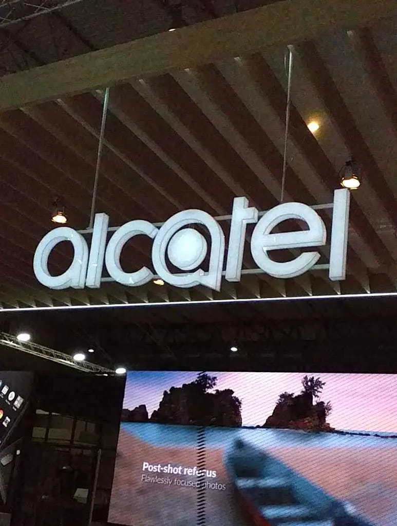 Letrero 3D iluminadas todo acrilico sobre estructura metalica - alcatel