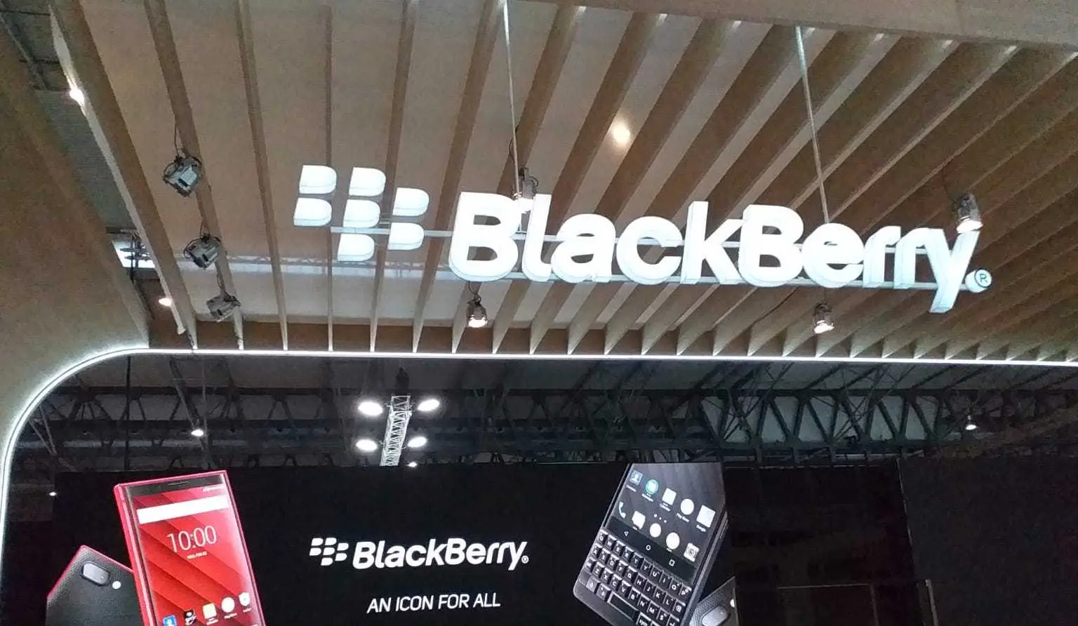 Letrero 3D iluminadas todo acrilico sobre estructura metalica - black berry