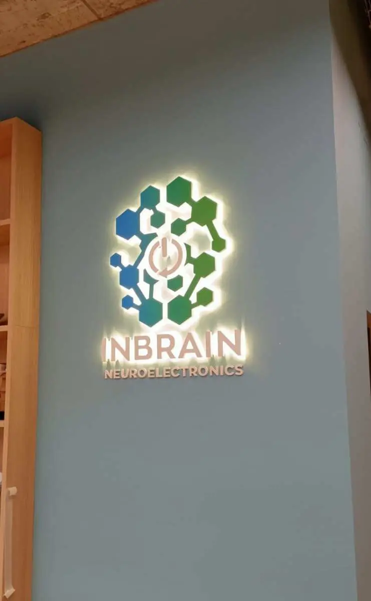 Letrero 3D retroiluminadas PVC con vinilo - inbrain