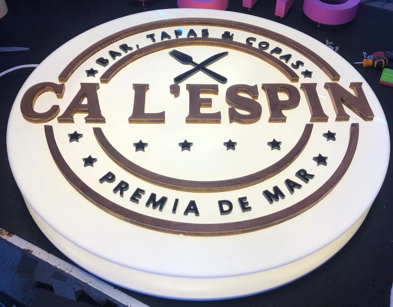Letrero 3D sin luz de madera sobre letrero luminoso - ca lespin
