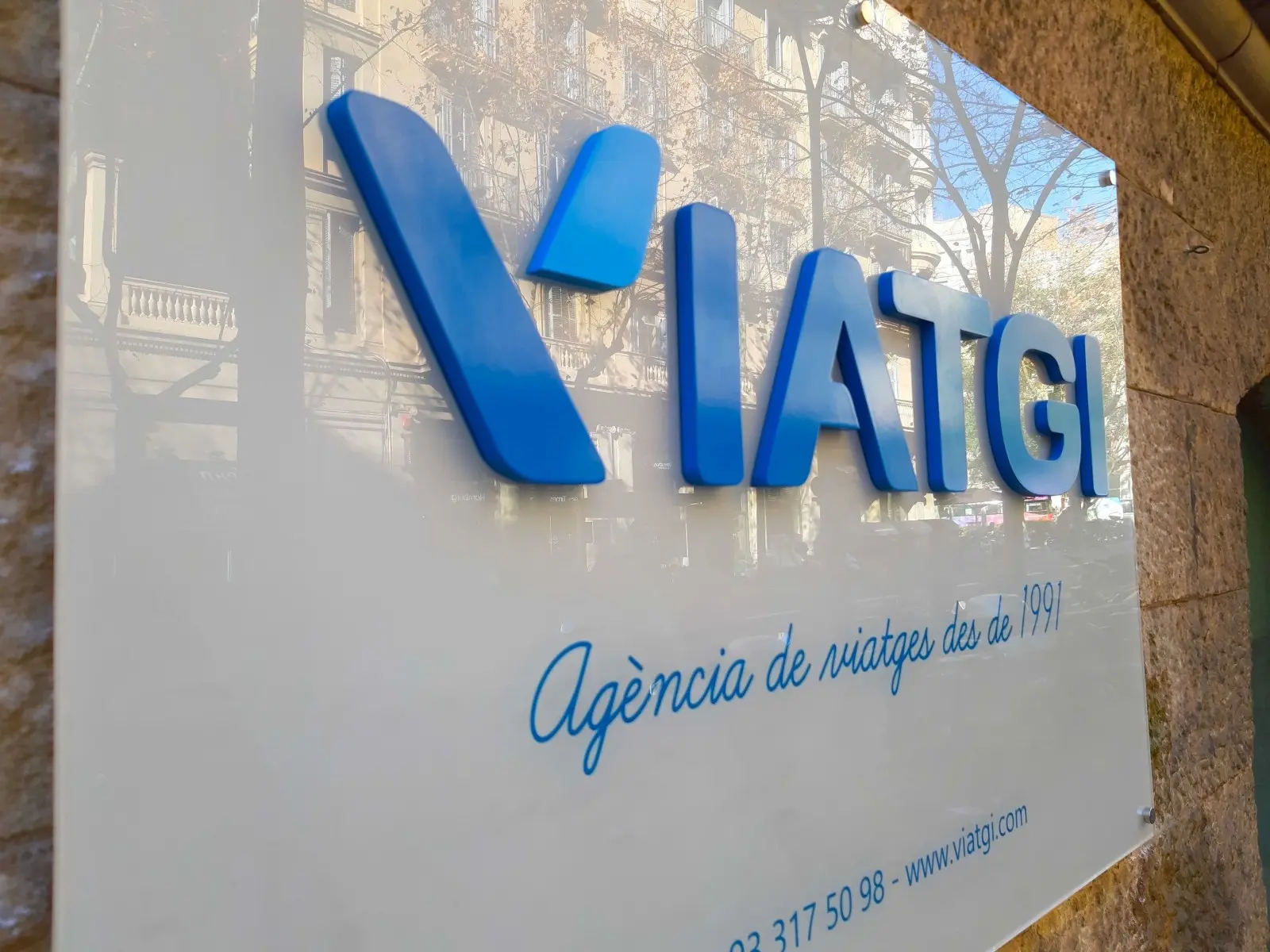 Letrero 3D sin luz de PVC lacado sobre acrilico con impresion - viatgi