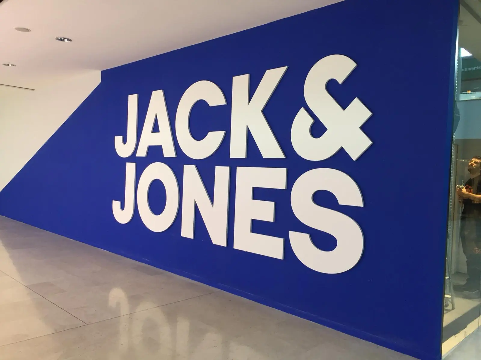 Letrero 3D sin luz de PVC lacado sobre pared pintada - jack jones