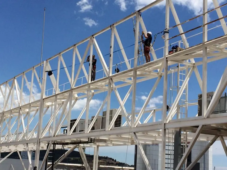 instalacion de letrero en exteriores de altura