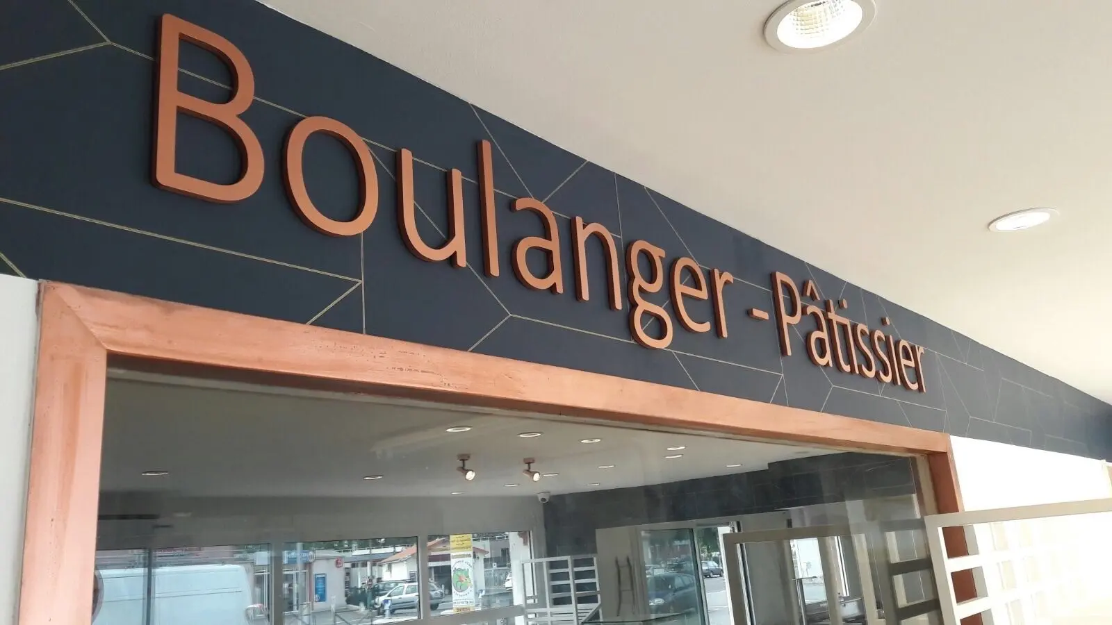 Letrero 3D de PVC lacadas bronce sobre vinilo impreso - boulanger patissier Letrero 3D de PVC lacadas bronce sobre vinilo impreso - boulanger patissier