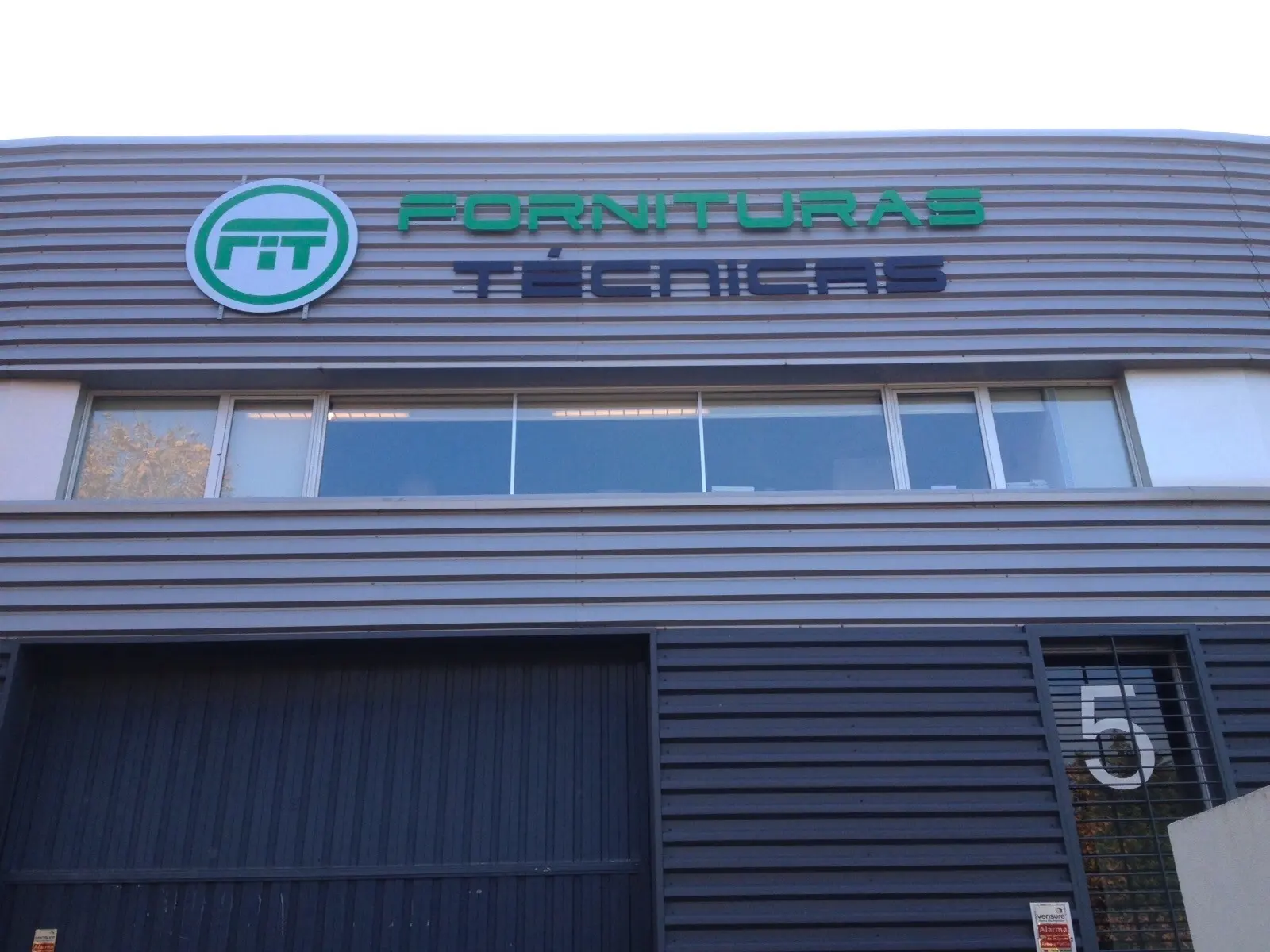 Letrero 3D de PVC lacadas mas letrero dibond con vinilo sobre estructura metalica - fornituras tecnicas Letrero 3D de PVC lacadas mas letrero dibond con vinilo sobre estructura metalica - fornituras tecnicas