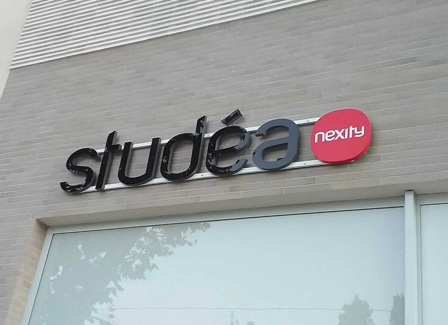 Letrero 3D frontlit de acrilico macizo blanco negro sobre estructura de hierro - studea Letrero 3D frontlit de acrilico macizo blanco negro sobre estructura de hierro - studea