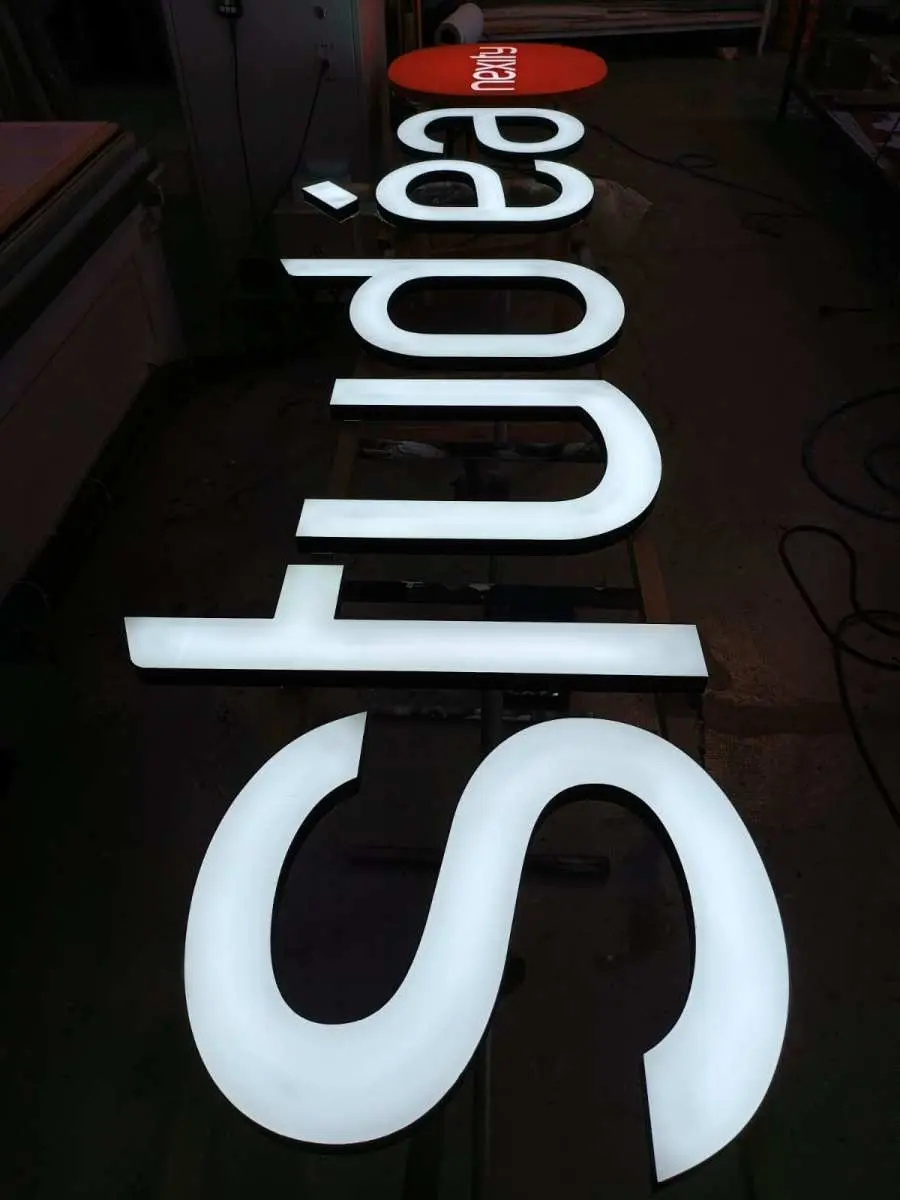 Letrero 3D frontlit de acrilico macizo blanco negro sobre estructura de hierro - studea Letrero 3D frontlit de acrilico macizo blanco negro sobre estructura de hierro - studea