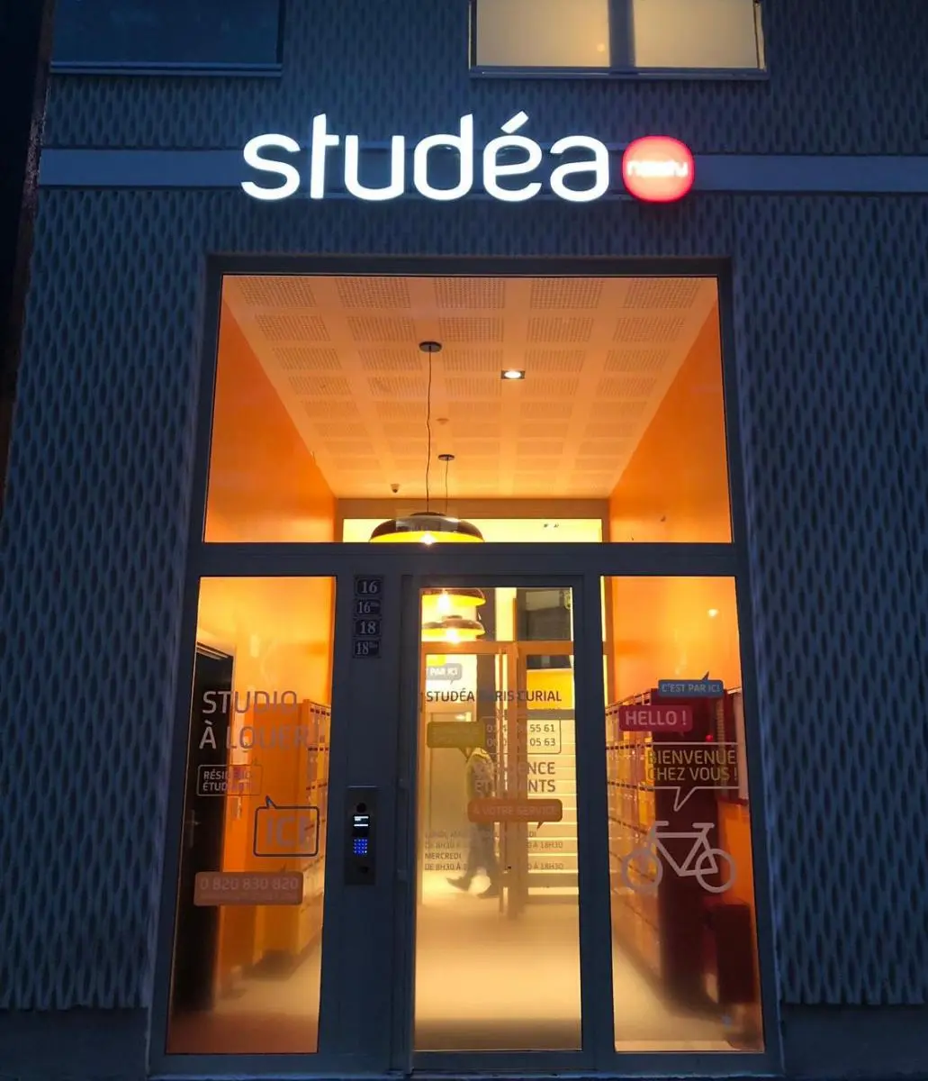 Letrero 3D frontlit de acrilico macizo blanco negro sobre estructura de hierro - studea Letrero 3D frontlit de acrilico macizo blanco negro sobre estructura de hierro - studea