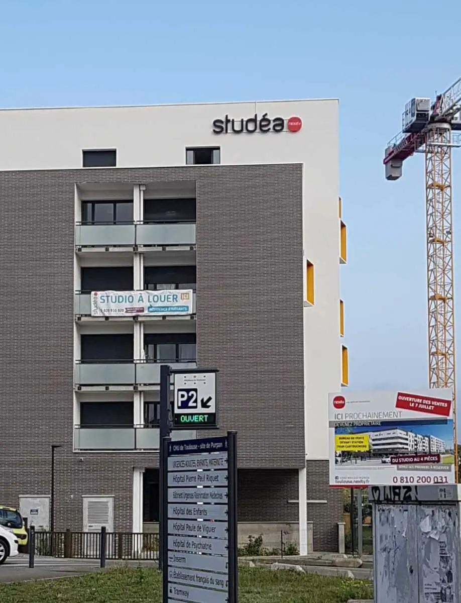 Letrero 3D frontlit de acrilico macizo blanco negro sobre estructura de hierro - studea Letrero 3D frontlit de acrilico macizo blanco negro sobre estructura de hierro - studea