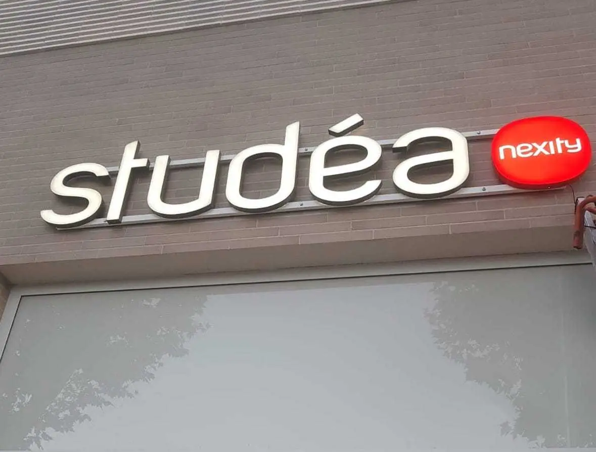 Letrero 3D frontlit de acrilico macizo blanco negro sobre estructura de hierro - studea Letrero 3D frontlit de acrilico macizo blanco negro sobre estructura de hierro - studea