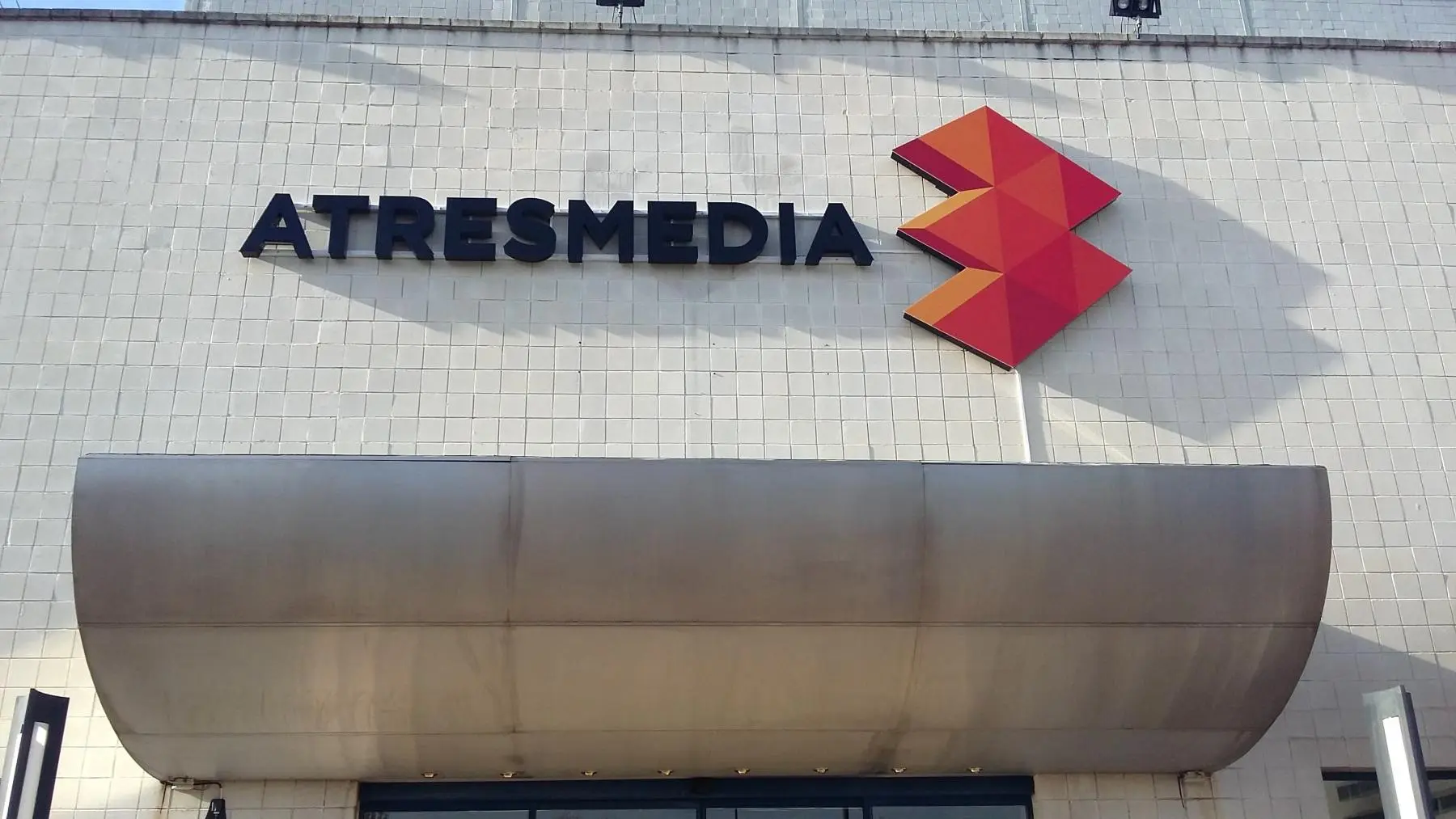 Letrero 3D frontlit de acrilico macizo blanco negro sobre estructura de hierro y letrero luminoso con vinilo impreso - artes media Letrero 3D frontlit de acrilico macizo blanco negro sobre estructura de hierro y letrero luminoso con vinilo impreso - artes media