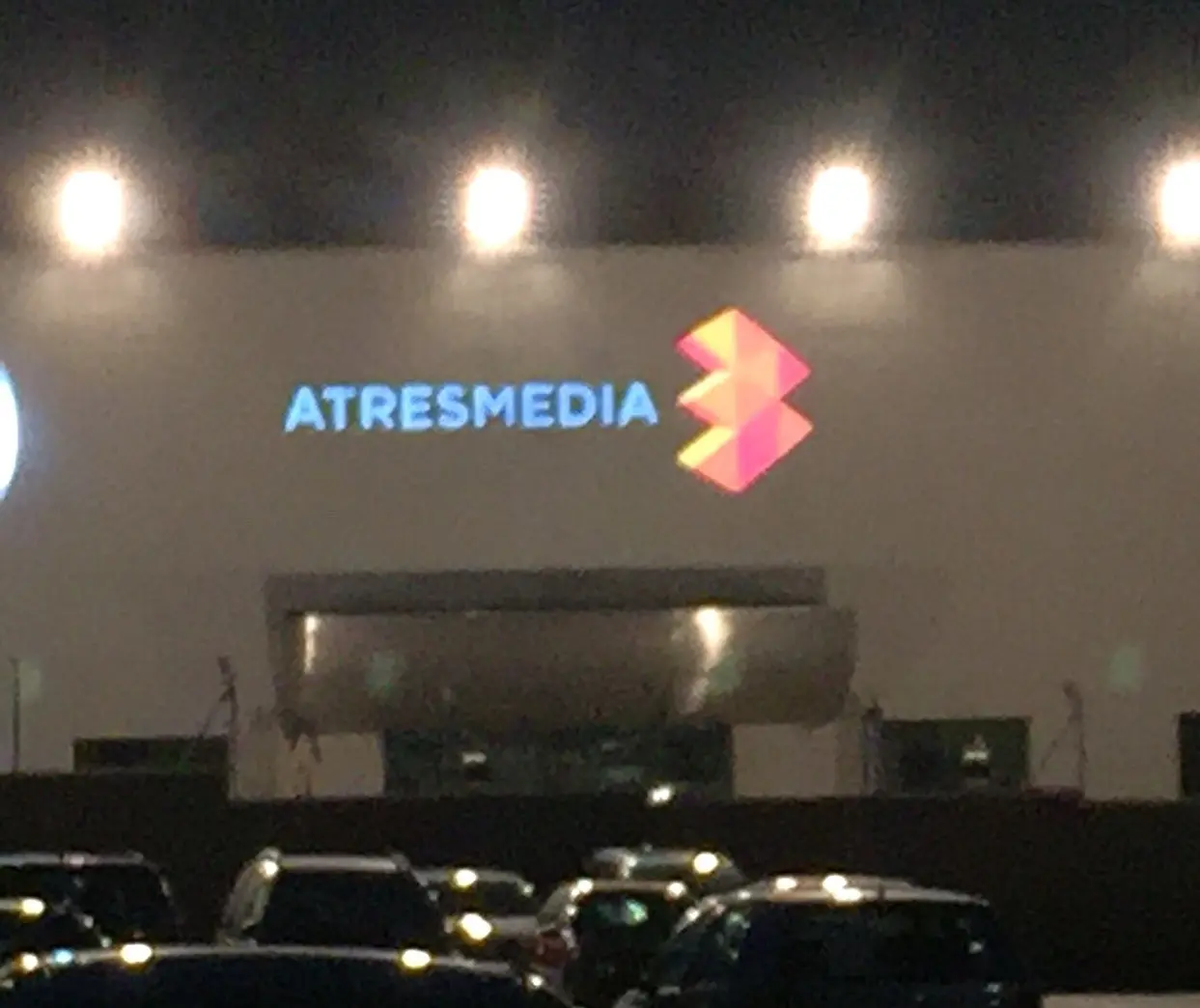 Letrero 3D frontlit de acrilico macizo blanco negro sobre estructura de hierro y letrero luminoso con vinilo impreso - artes media Letrero 3D frontlit de acrilico macizo blanco negro sobre estructura de hierro y letrero luminoso con vinilo impreso - artes media