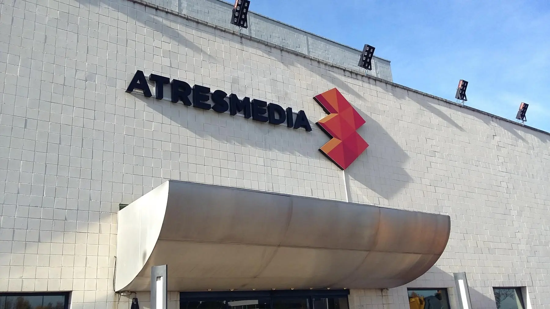 Letrero 3D frontlit de acrilico macizo blanco negro sobre estructura de hierro y letrero luminoso con vinilo impreso - artes media Letrero 3D frontlit de acrilico macizo blanco negro sobre estructura de hierro y letrero luminoso con vinilo impreso - artes media