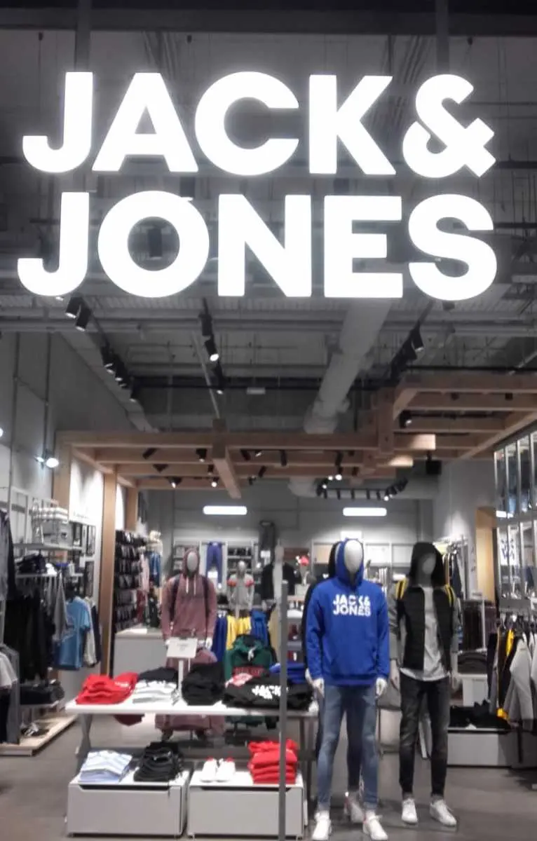 Letrero 3D frontlit de aluminio y acrilico sobre esctructura de hierro - jack jones Letrero 3D frontlit de aluminio y acrilico sobre esctructura de hierro - jack jones