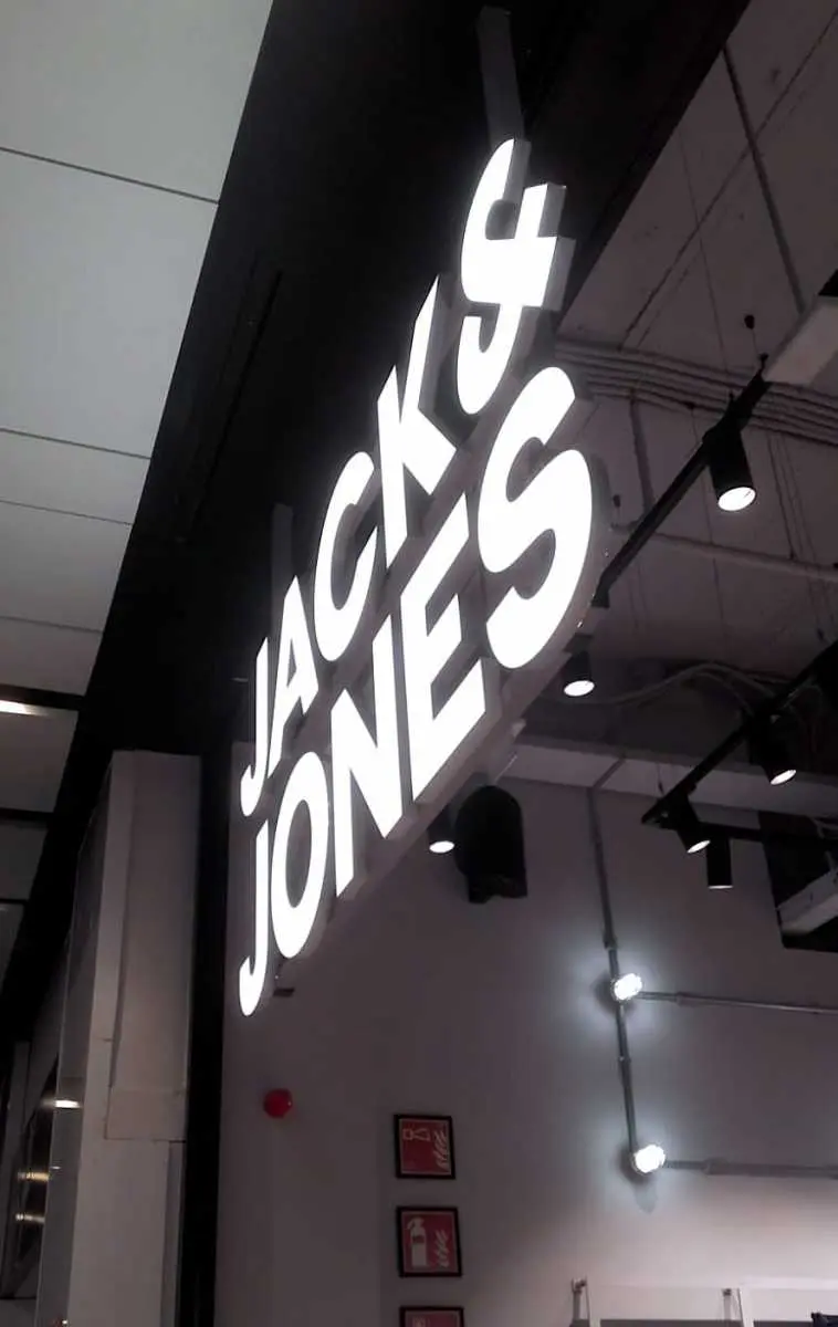 Letrero 3D frontlit de aluminio y acrilico sobre esctructura de hierro - jack jones Letrero 3D frontlit de aluminio y acrilico sobre esctructura de hierro - jack jones