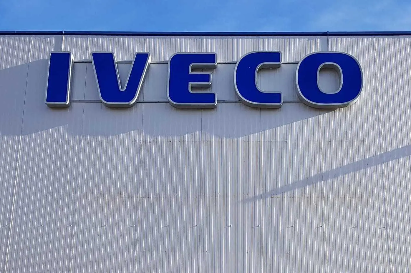 Letrero 3D frontlit de aluminio y acrilico sobre estructura de hierro - iveco Letrero 3D frontlit de aluminio y acrilico sobre estructura de hierro - iveco