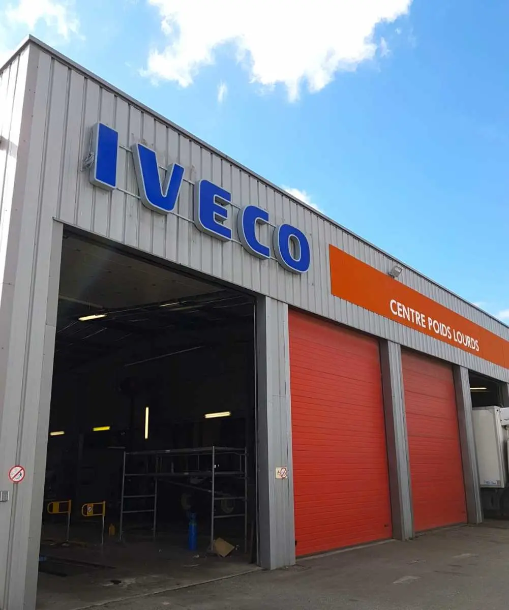 Letrero 3D frontlit de aluminio y acrilico sobre estructura de hierro - iveco Letrero 3D frontlit de aluminio y acrilico sobre estructura de hierro - iveco