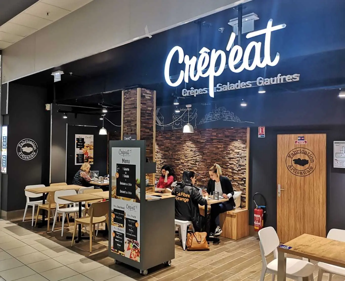 Letrero 3D iluminadas de acrilico blanco sobre estructura de hierro - crepeat Letrero 3D iluminadas de acrilico blanco sobre estructura de hierro - crepeat