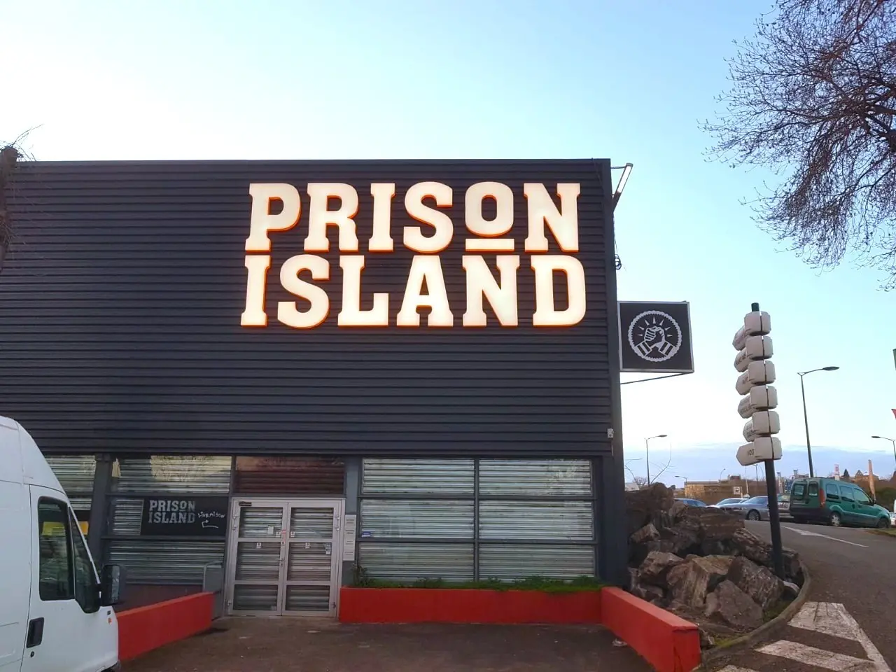 Letrero 3D iluminadas de acrilico blanco y naranja sobre estructura de hierro - prision island Letrero 3D iluminadas de acrilico blanco y naranja sobre estructura de hierro - prision island