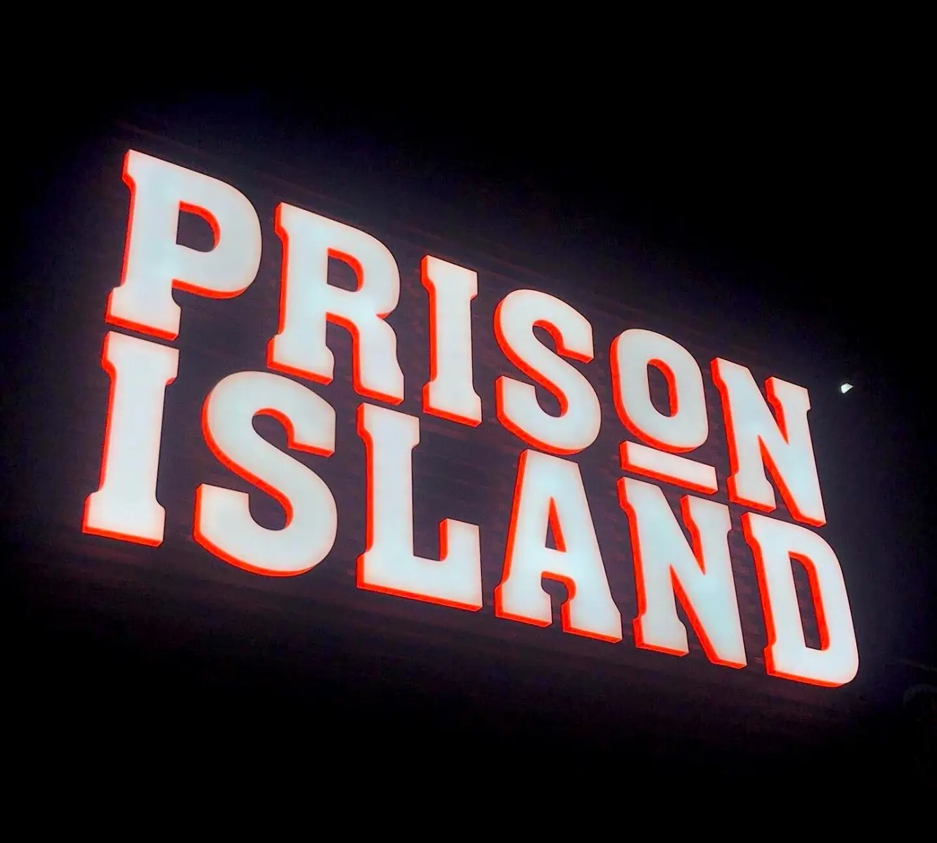 Letrero 3D iluminadas de acrilico blanco y naranja sobre estructura de hierro - prision island Letrero 3D iluminadas de acrilico blanco y naranja sobre estructura de hierro - prision island