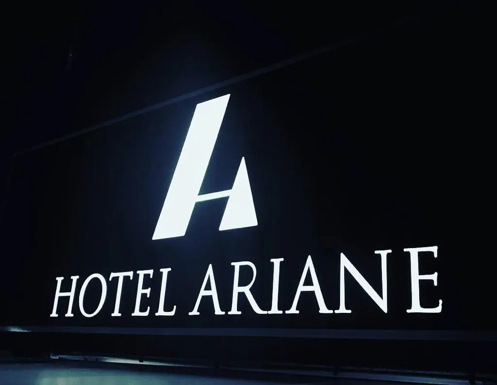 Letrero 3D iluminadas de aluminio y acrilico sobre estructura de hierro - hotel ariane Letrero 3D iluminadas de aluminio y acrilico sobre estructura de hierro - hotel ariane