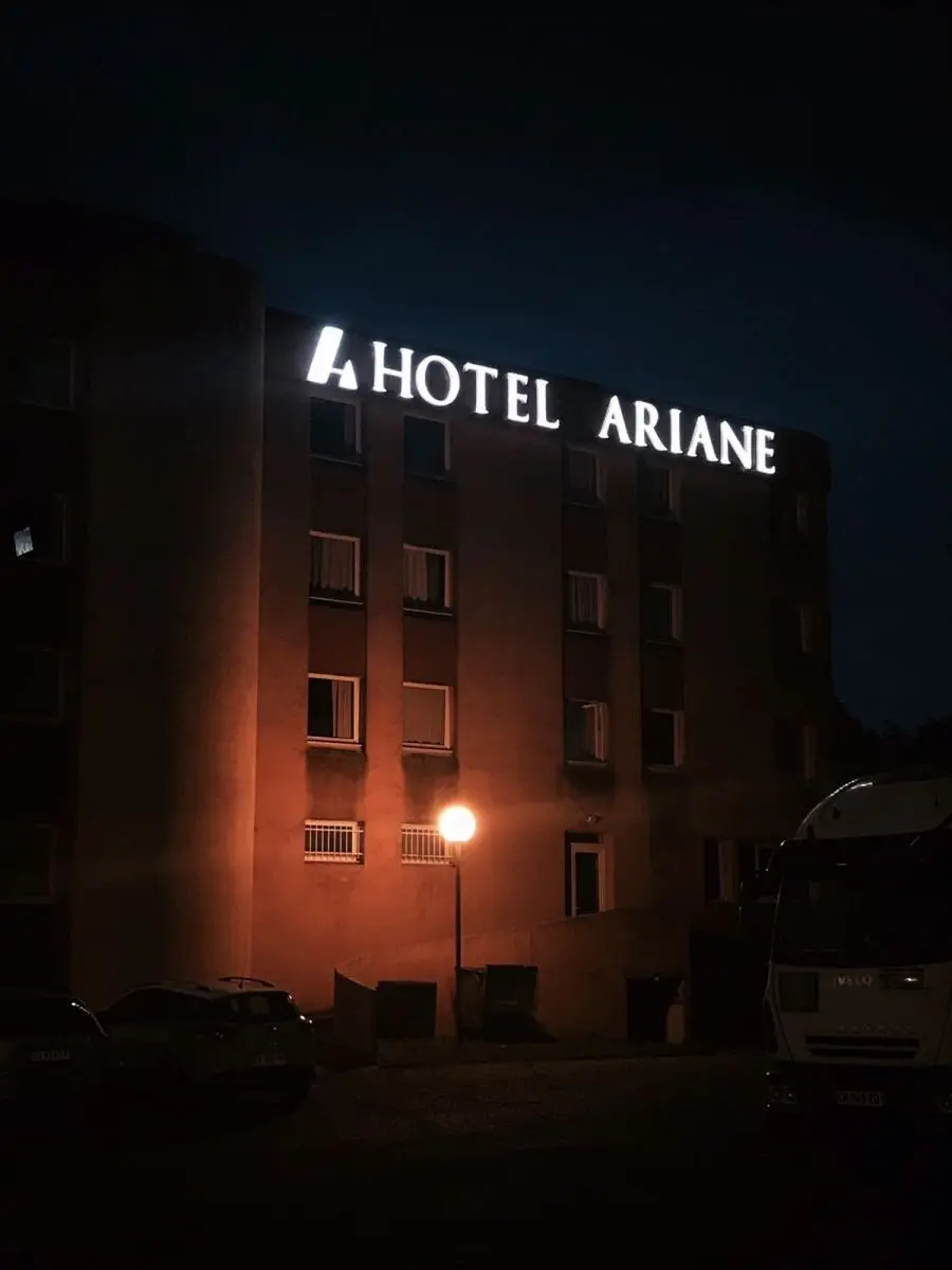 Letrero 3D iluminadas de aluminio y acrilico sobre estructura de hierro - hotel ariane Letrero 3D iluminadas de aluminio y acrilico sobre estructura de hierro - hotel ariane
