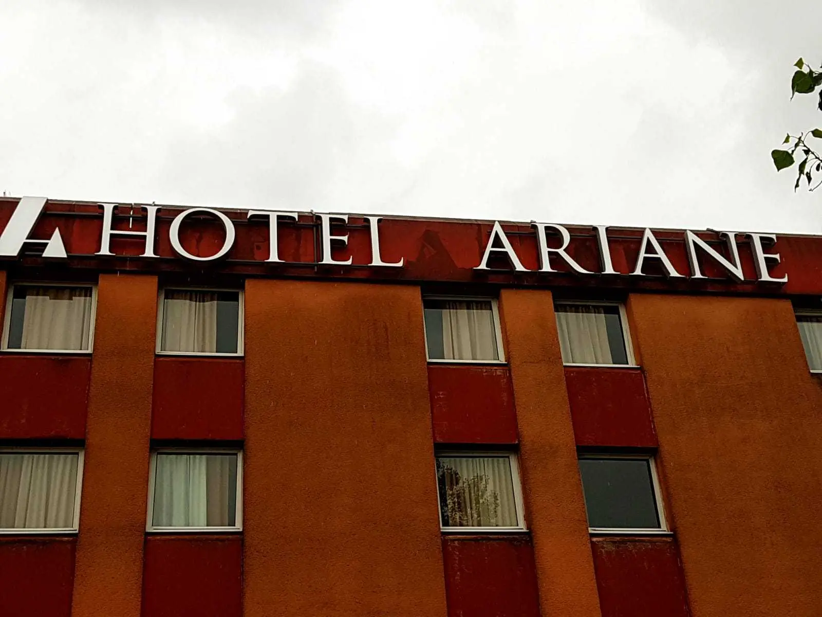 Letrero 3D iluminadas de aluminio y acrilico sobre estructura de hierro - hotel ariane Letrero 3D iluminadas de aluminio y acrilico sobre estructura de hierro - hotel ariane