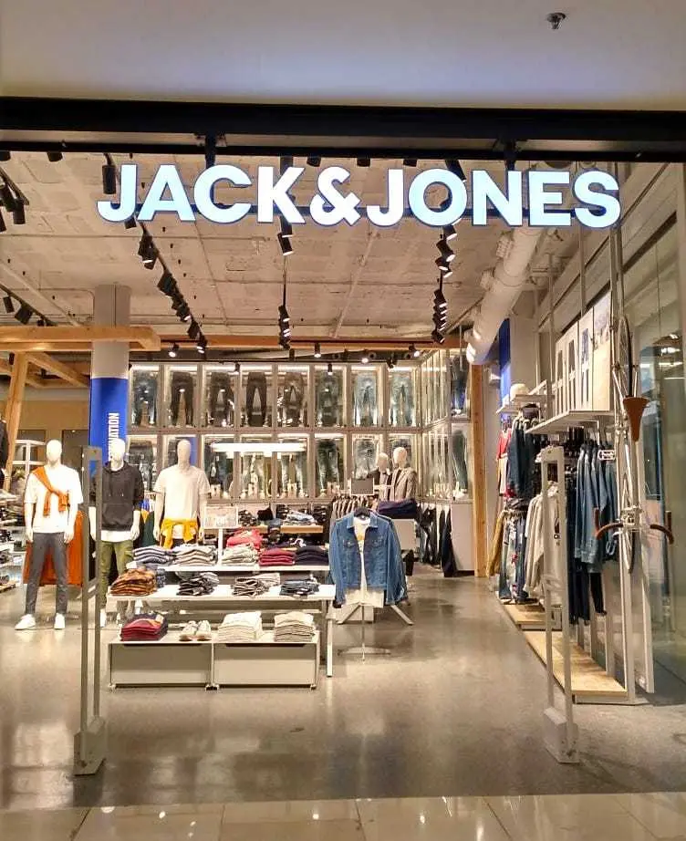 Letrero 3D iluminadas de aluminio y acrilico sobre estructura de hierro - jackjones Letrero 3D iluminadas de aluminio y acrilico sobre estructura de hierro - jackjones