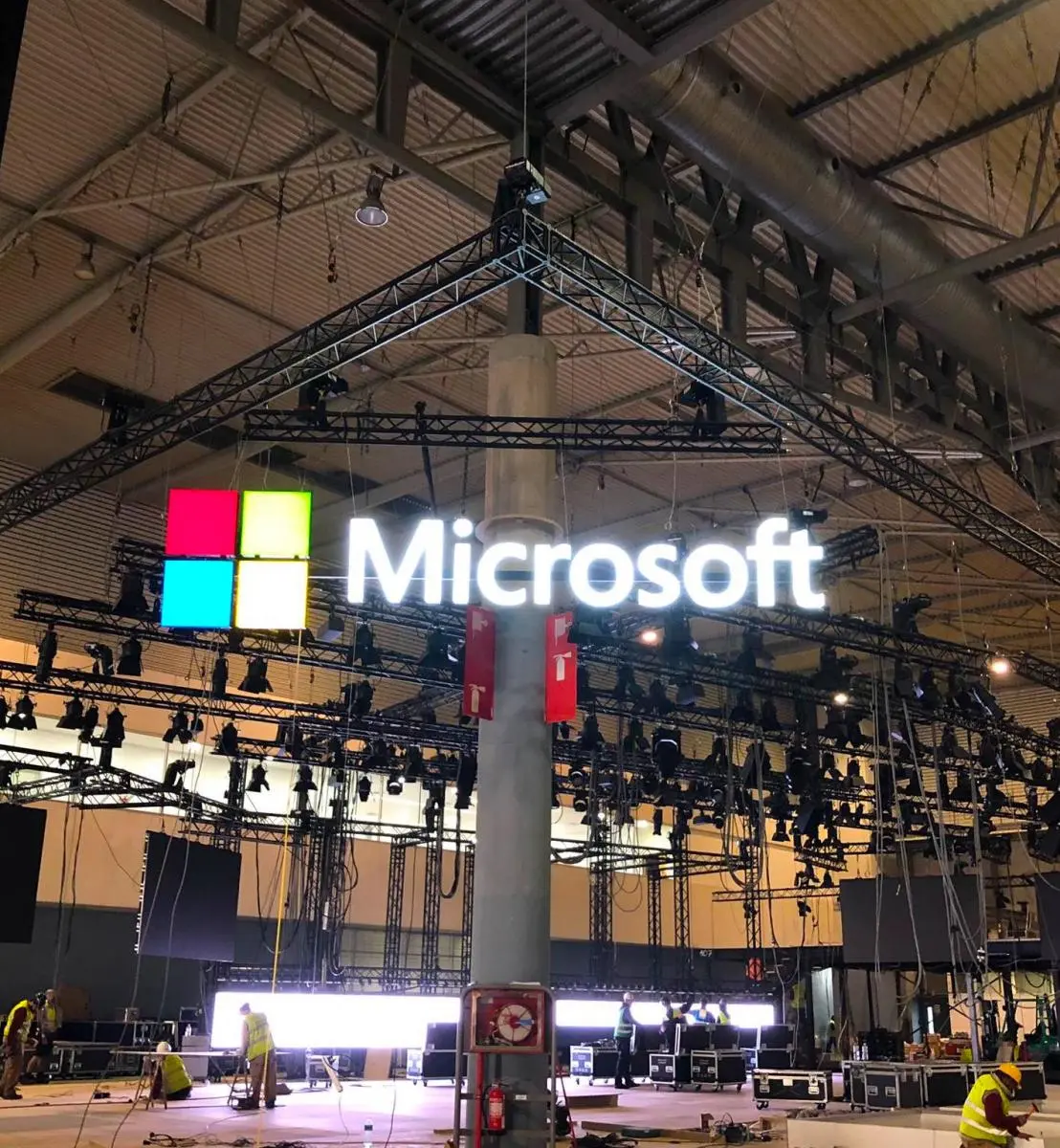 Letrero 3D iluminadas de aluminio y acrilico sobre estructura de hierro - microsoft Letrero 3D iluminadas de aluminio y acrilico sobre estructura de hierro - microsoft