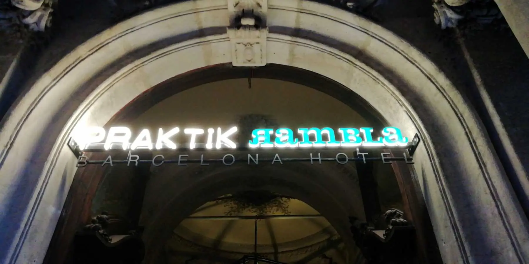 Letrero 3D iluminadas todo acrilico sobre estructura metalica - praktik rambla Letrero 3D iluminadas todo acrilico sobre estructura metalica - praktik rambla