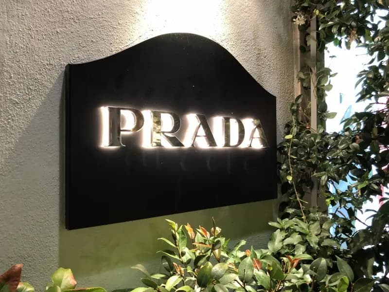 Letrero 3D retroiluminadas de acero inoxidable y acrilico blanco macizo - prada Letrero 3D retroiluminadas de acero inoxidable y acrilico blanco macizo - prada