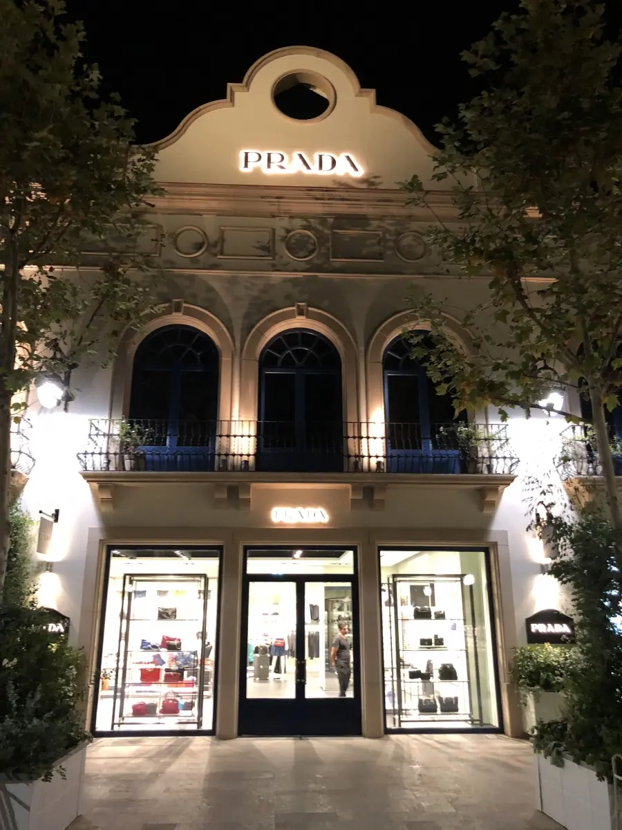Letrero 3D retroiluminadas de acero inoxidable y acrilico blanco macizo - prada Letrero 3D retroiluminadas de acero inoxidable y acrilico blanco macizo - prada