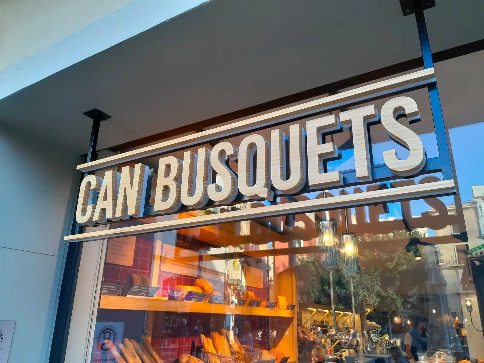 Letrero 3D retroiluminadas de madera con acrilico blanco sobre estructura de hierro - can busquets Letrero 3D retroiluminadas de madera con acrilico blanco sobre estructura de hierro - can busquets