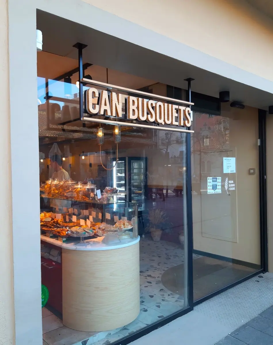 Letrero 3D retroiluminadas de madera con acrilico blanco sobre estructura de hierro - can busquets Letrero 3D retroiluminadas de madera con acrilico blanco sobre estructura de hierro - can busquets