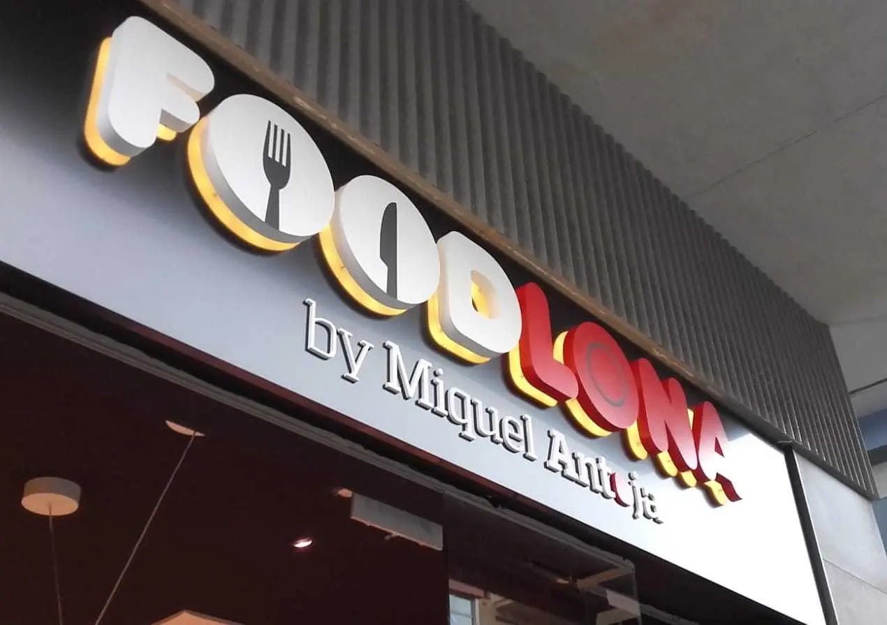 Letrero 3D retroiluminadas de PVC con acrilico blanco sobre caja dibond negro - food lona Letrero 3D retroiluminadas de PVC con acrilico blanco sobre caja dibond negro - food lona