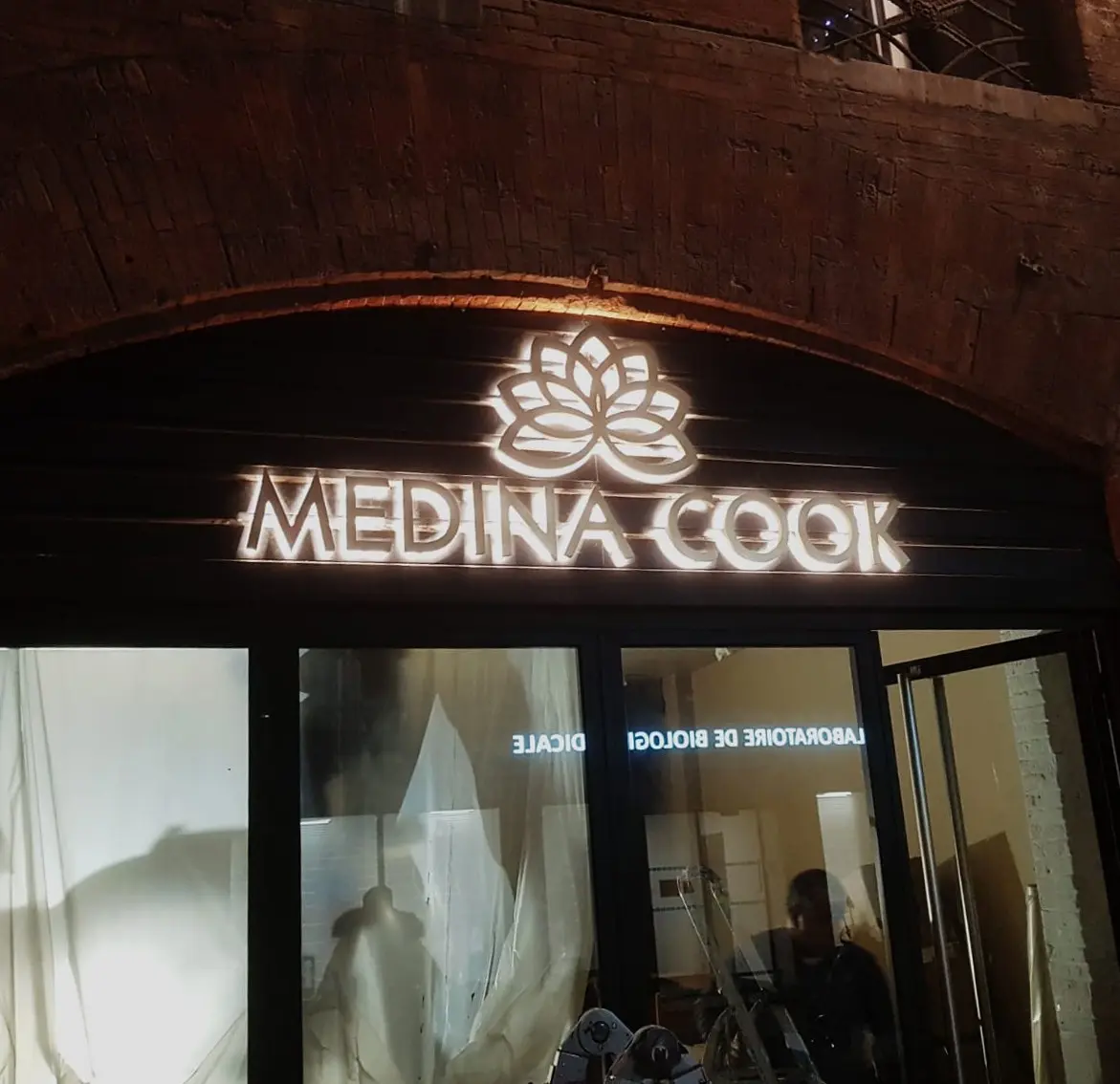 Letrero 3D retroiluminadas de PVC lacado sobre estructura de hierro - medina cook Letrero 3D retroiluminadas de PVC lacado sobre estructura de hierro - medina cook