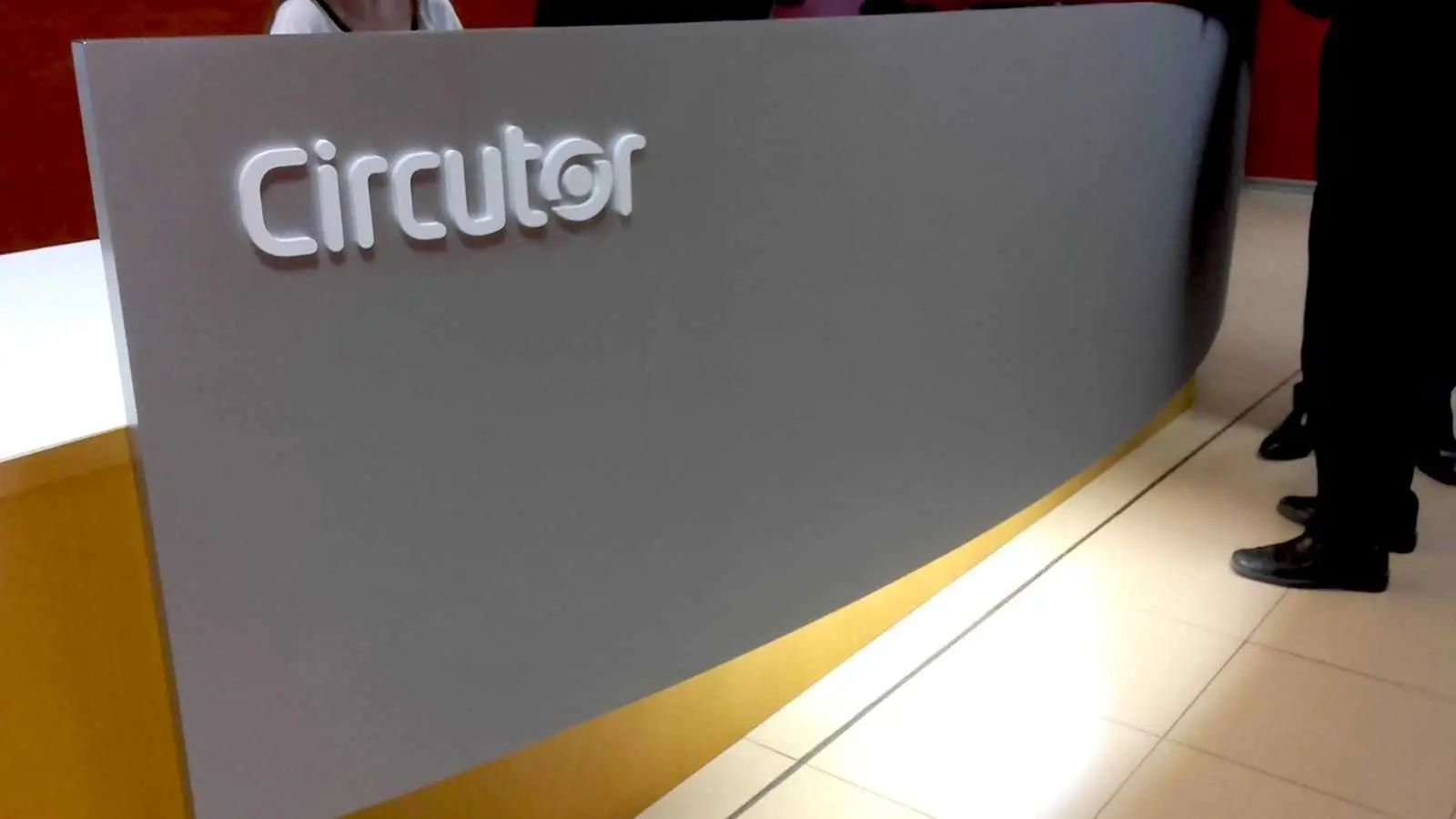 Letrero 3D sin luz de PVC sobre mobiliario con vinilo efecto plata - circutor Letrero 3D sin luz de PVC sobre mobiliario con vinilo efecto plata - circutor